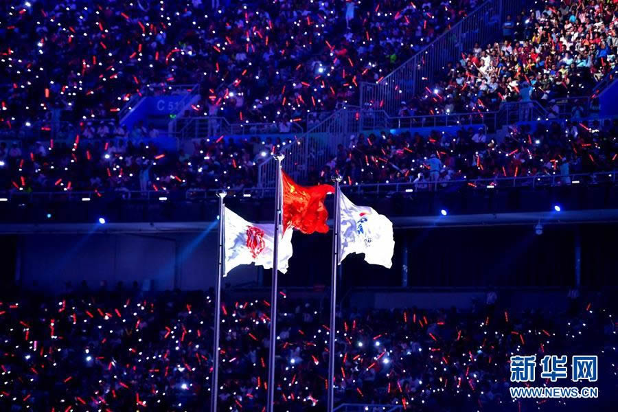 8月27日,，第十三屆全國(guó)運(yùn)動(dòng)會(huì)開(kāi)幕式在天津奧林匹克中心體育場(chǎng)舉行,。這是中華人民共和國(guó)運(yùn)動(dòng)會(huì)會(huì)旗（左）與第十三屆全國(guó)運(yùn)動(dòng)會(huì)會(huì)旗在開(kāi)幕式上升起。 新華社記者朱崢攝