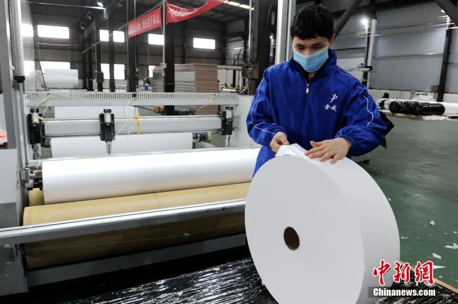 廣州市越秀區(qū)東興南路的一家藥房售賣一次性醫(yī)用護(hù)理口罩,。孫秋霞 攝